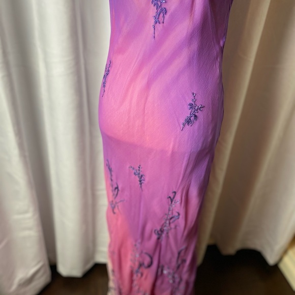 ANOPIA embroidered silk gown. - Picture 8 of 10